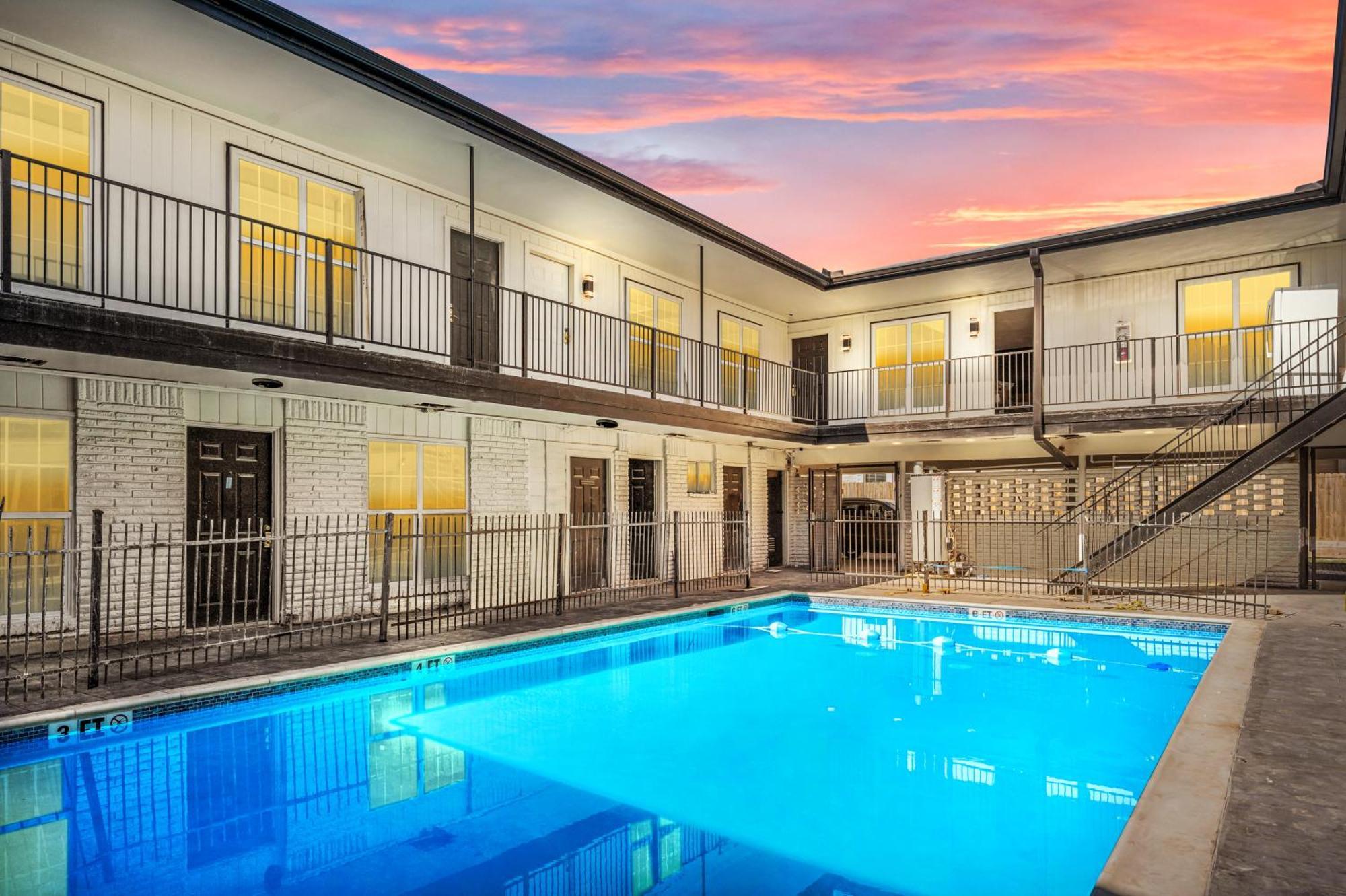 Appartamento Warm Heights 2Br With Pool & Free Parking Houston Esterno foto