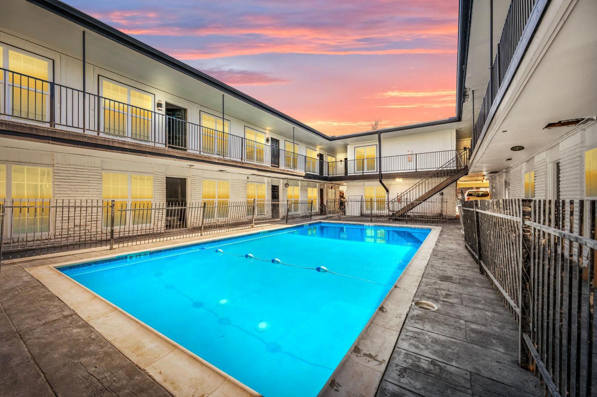 Appartamento Warm Heights 2Br With Pool & Free Parking Houston Esterno foto
